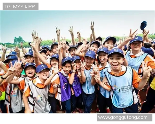 小孩与足球明星的奇妙互动教会了我们舞蹈与运动的完美结合