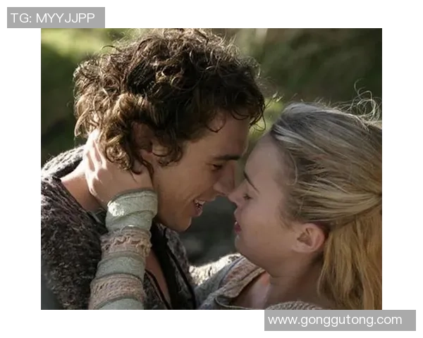 足球明星背后的女人们：她们的爱情故事与生活点滴